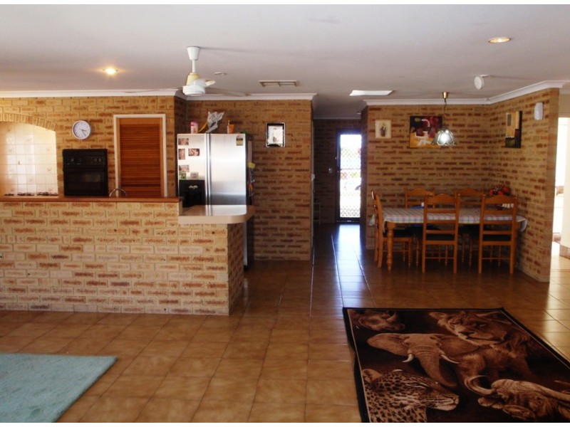 60 Challenger Ave, Parmelia WA 6167