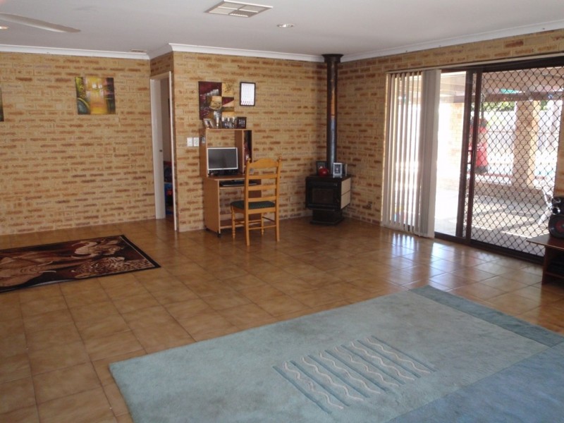 60 Challenger Ave, Parmelia WA 6167