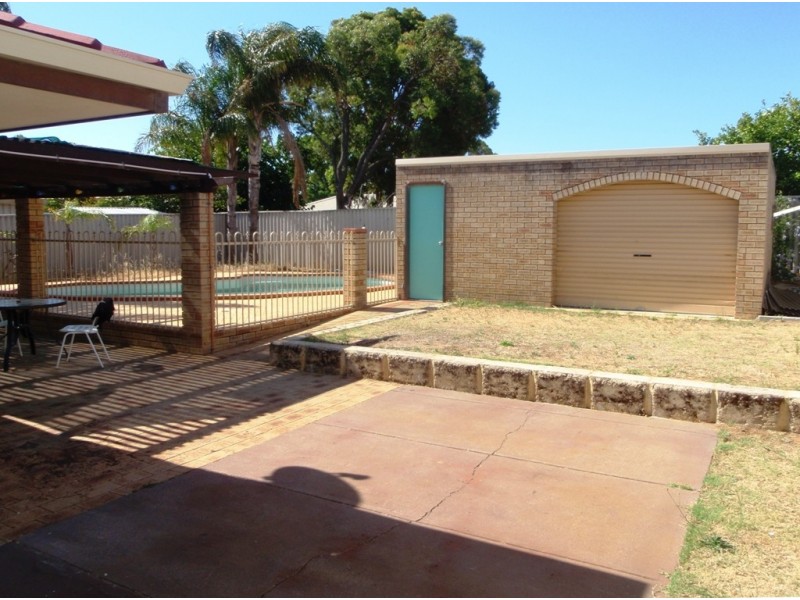 60 Challenger Ave, Parmelia WA 6167