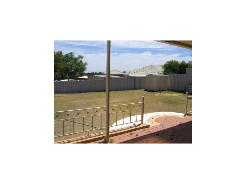 17 Camfield Loop, Parmelia WA 6167