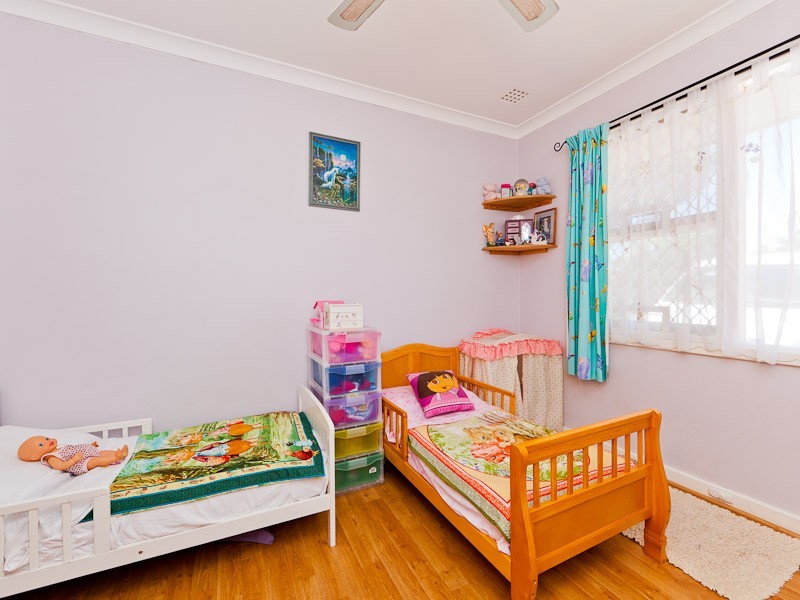 13 Barron Way, Orelia WA 6167