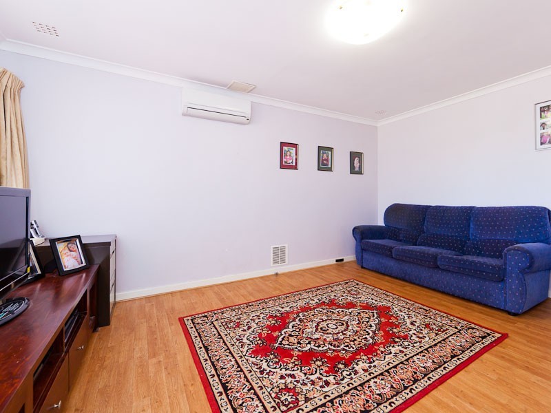 13 Barron Way, Orelia WA 6167