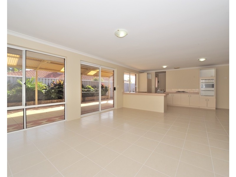 14 Walmer Place, Orelia WA 6167