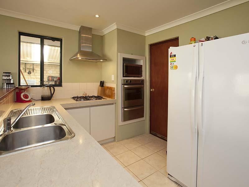 17 Holyrood Close, Orelia WA 6167