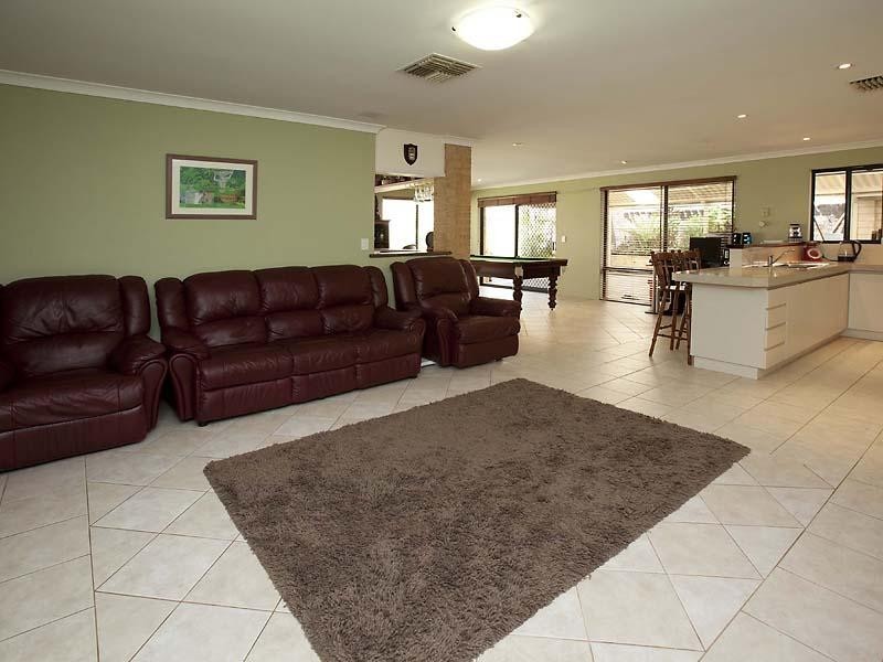 17 Holyrood Close, Orelia WA 6167