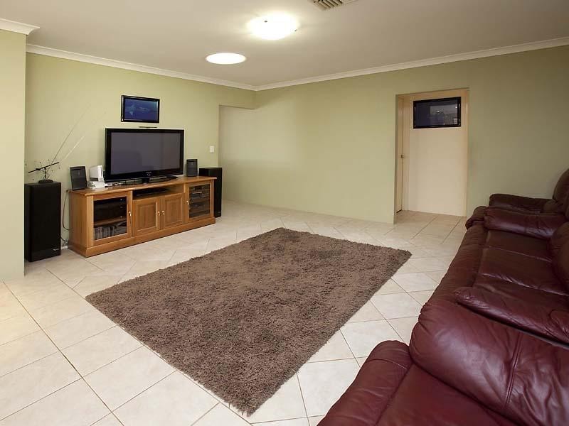 17 Holyrood Close, Orelia WA 6167