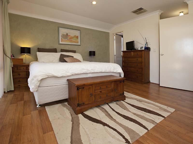 17 Holyrood Close, Orelia WA 6167