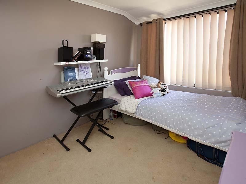 17 Holyrood Close, Orelia WA 6167