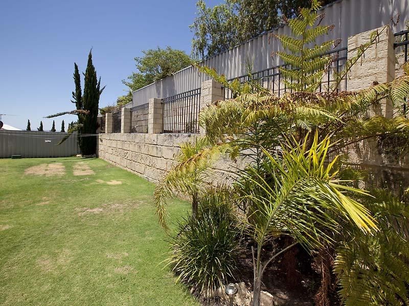 17 Holyrood Close, Orelia WA 6167