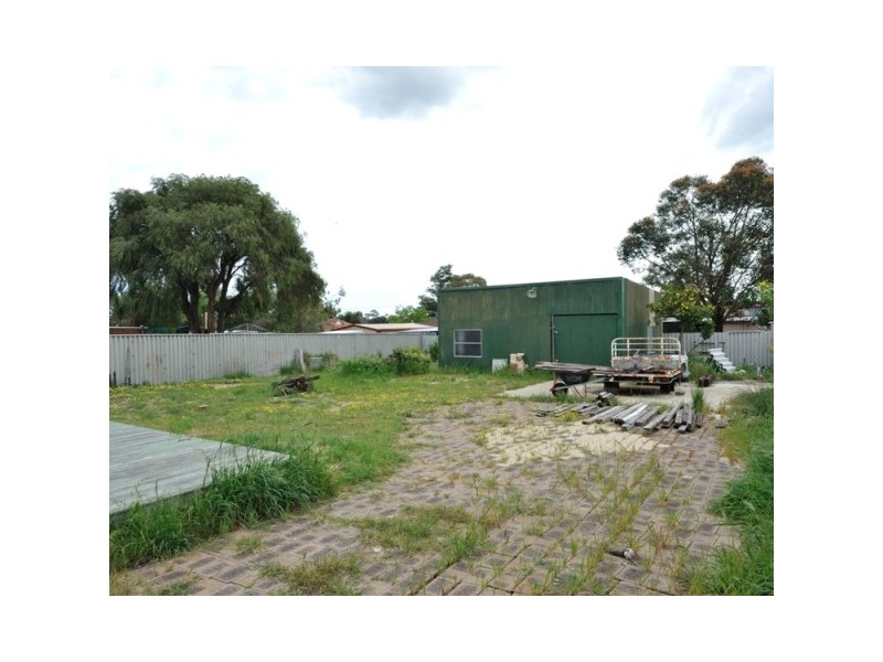11 Farmer Way, Parmelia WA 6167