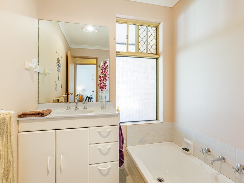 14 Cowlishaw Rise, Parmelia WA 6167