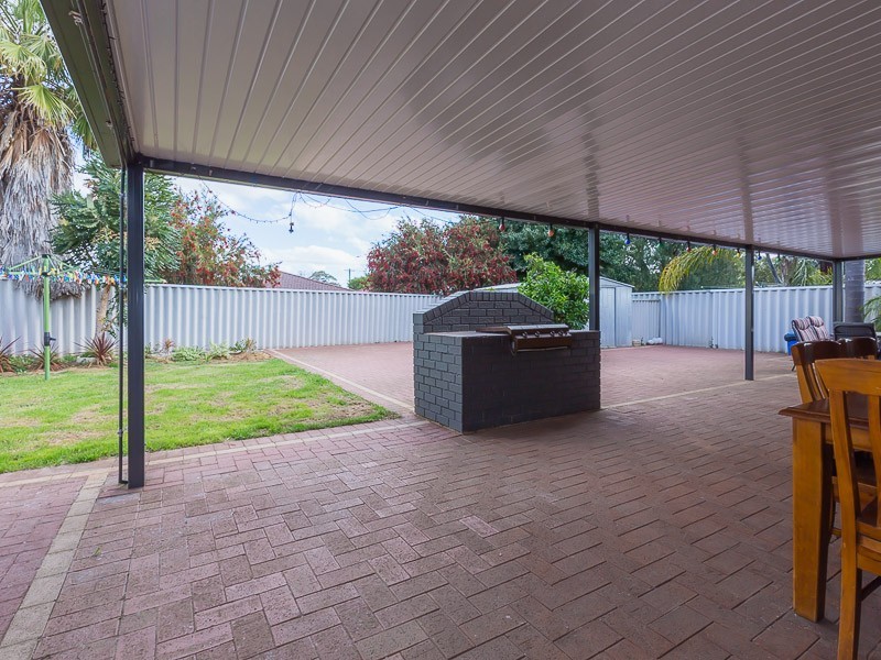 14 Cowlishaw Rise, Parmelia WA 6167