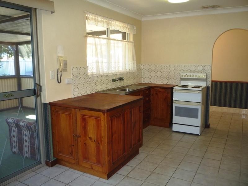 8 Gamblin Way, Parmelia WA 6167