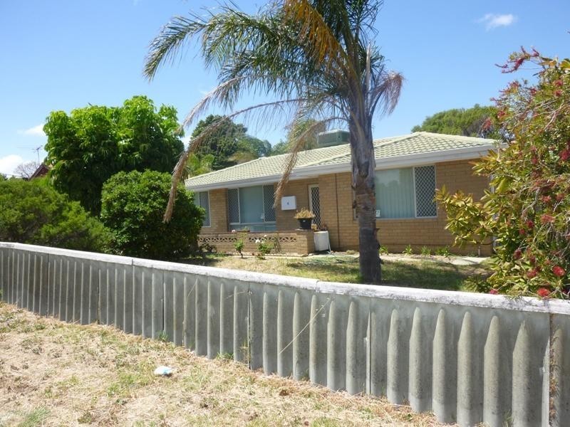 4 Preston Road, Parmelia WA 6167