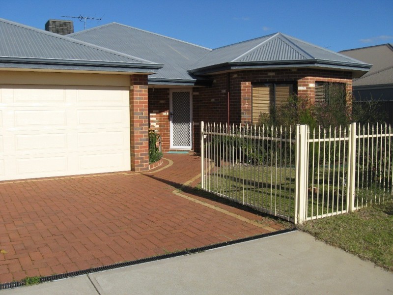 8 Weybridge Drive, Wellard WA 6170