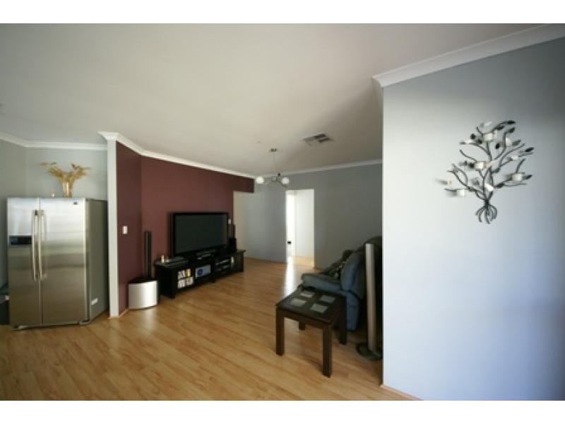 8 Glastonbury Street, Leda WA 6170