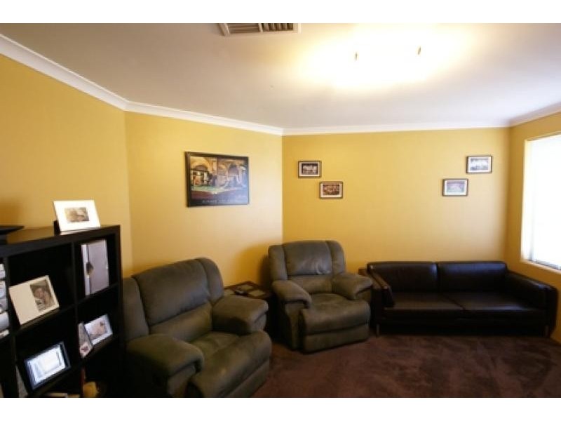 8 Glastonbury Street, Leda WA 6170
