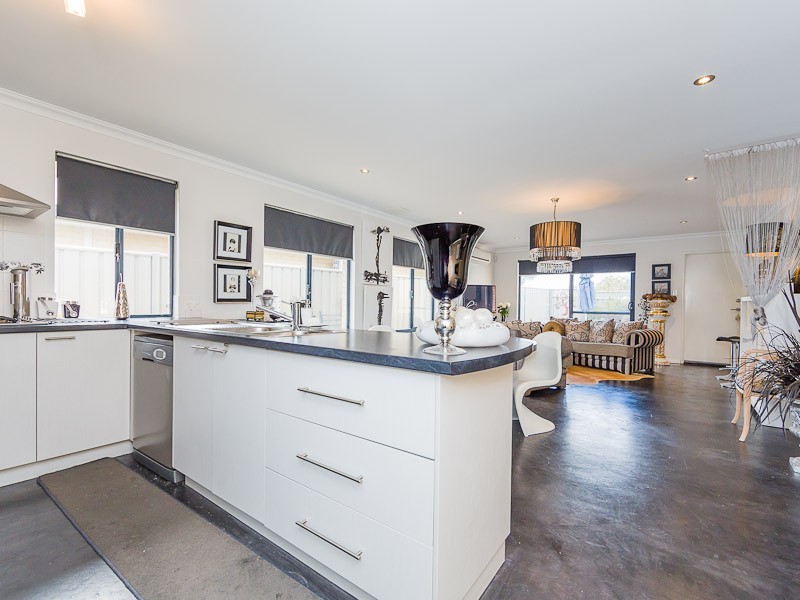 16 Fareham Crescent, Wellard WA 6170
