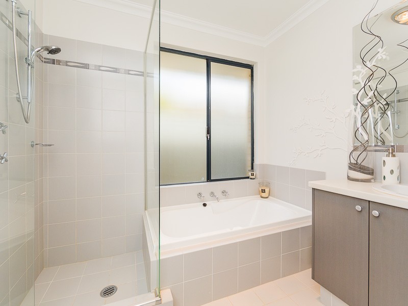 16 Fareham Crescent, Wellard WA 6170