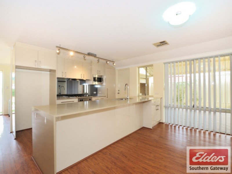 33 Oakfield Gardens, Parmelia WA 6167