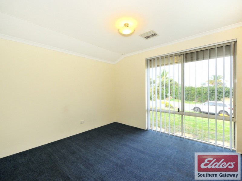 33 Oakfield Gardens, Parmelia WA 6167