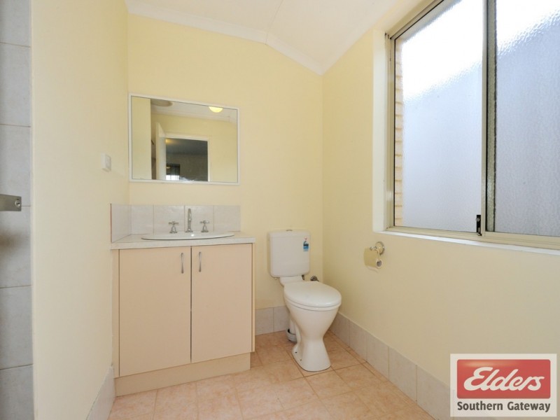 33 Oakfield Gardens, Parmelia WA 6167