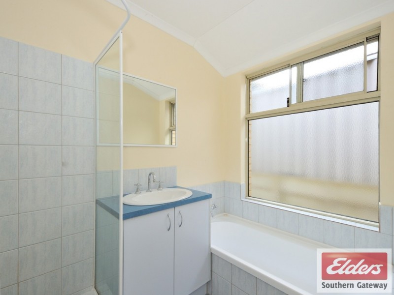 33 Oakfield Gardens, Parmelia WA 6167