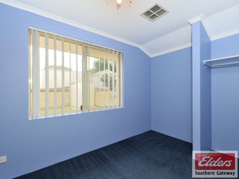 33 Oakfield Gardens, Parmelia WA 6167