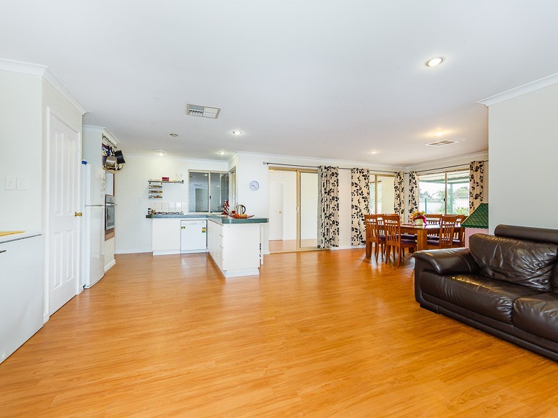 7 Roscommon Crescent, Orelia WA 6167