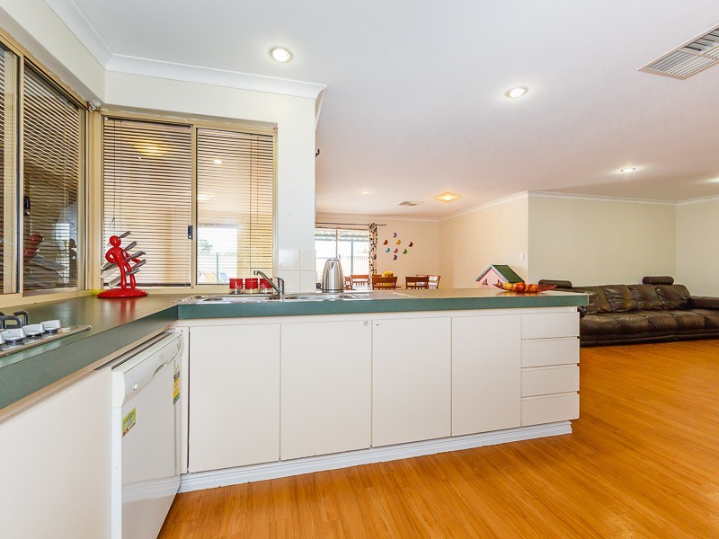 7 Roscommon Crescent, Orelia WA 6167