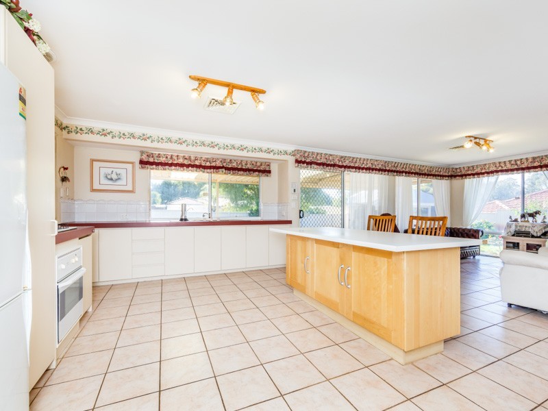 1 Walmer Place, Orelia WA 6167