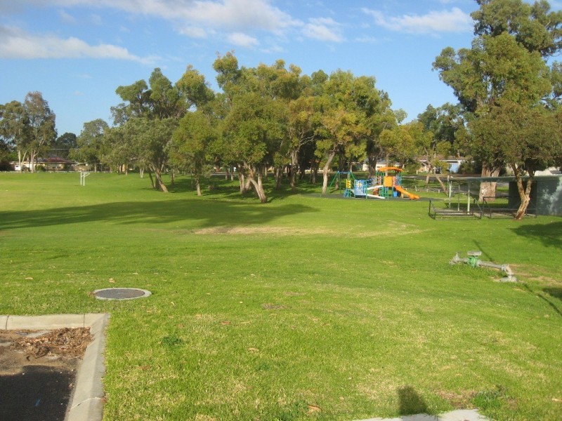 9 Rhodes Crescent, Calista WA 6167