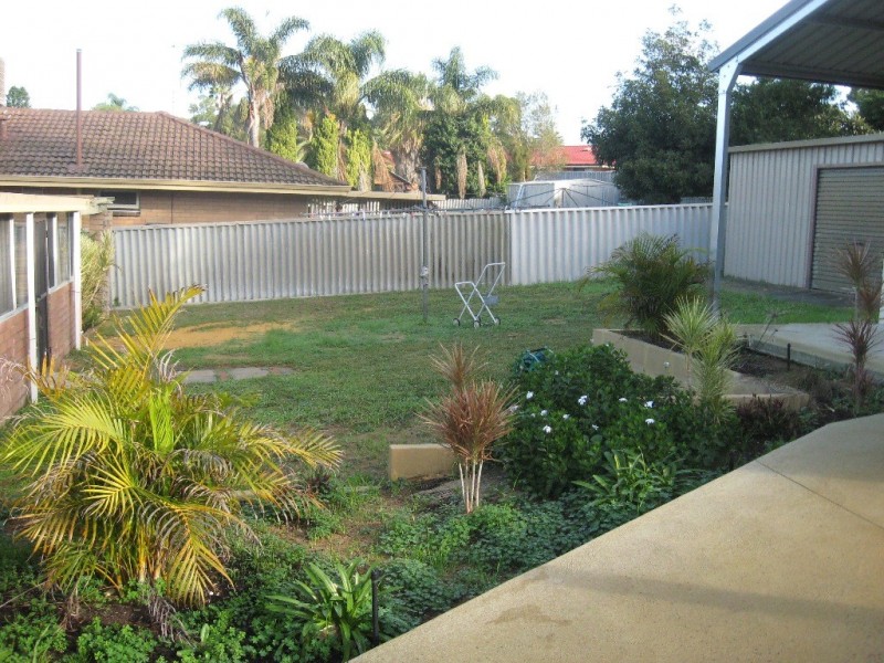 9 Rhodes Crescent, Calista WA 6167