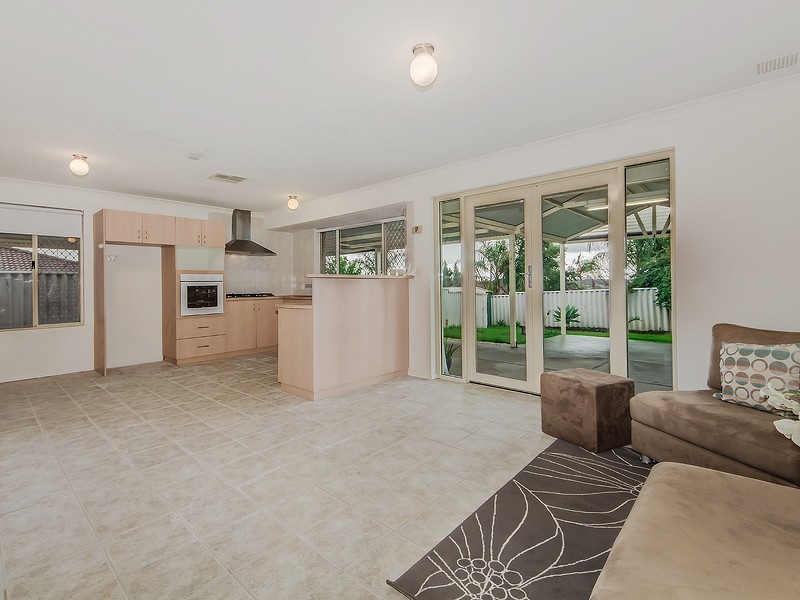 15 Camfield Loop, Parmelia WA 6167