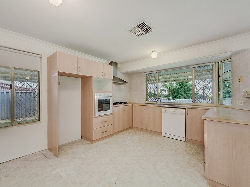 15 Camfield Loop, Parmelia WA 6167