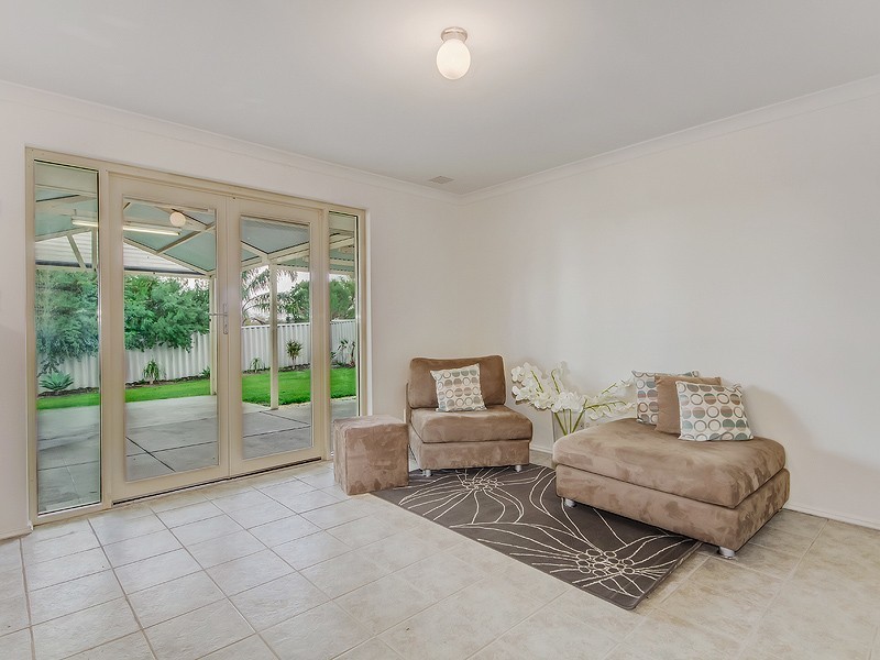 15 Camfield Loop, Parmelia WA 6167