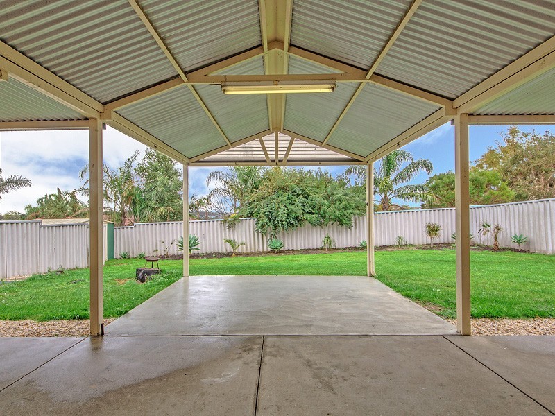 15 Camfield Loop, Parmelia WA 6167