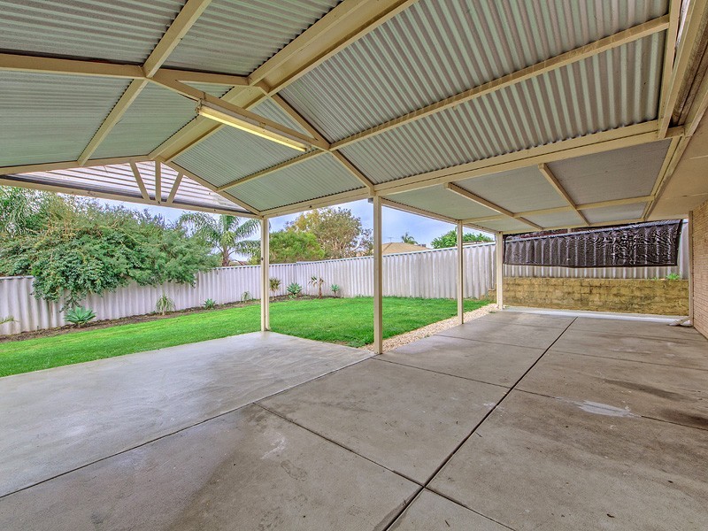 15 Camfield Loop, Parmelia WA 6167