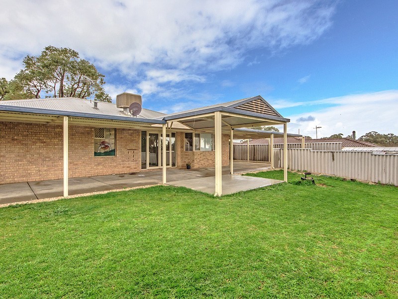 15 Camfield Loop, Parmelia WA 6167
