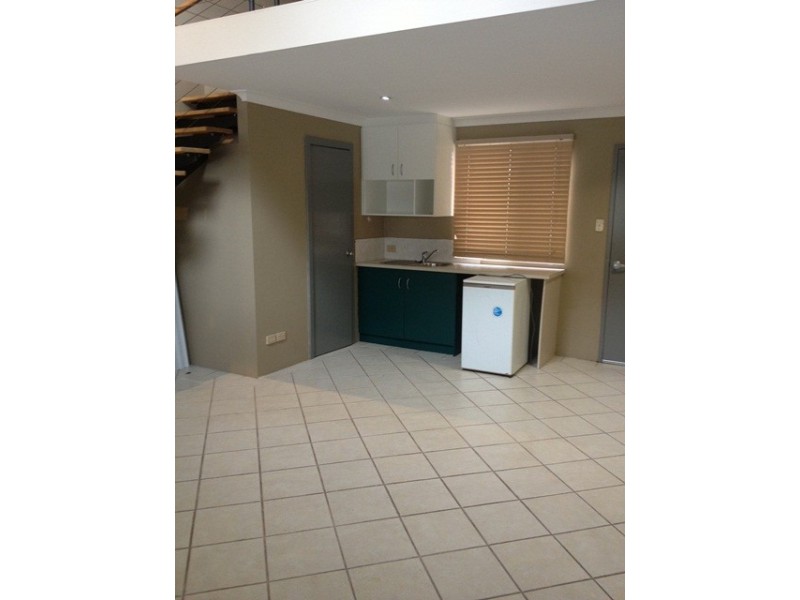 4/8 Day Road, Rockingham WA 6168