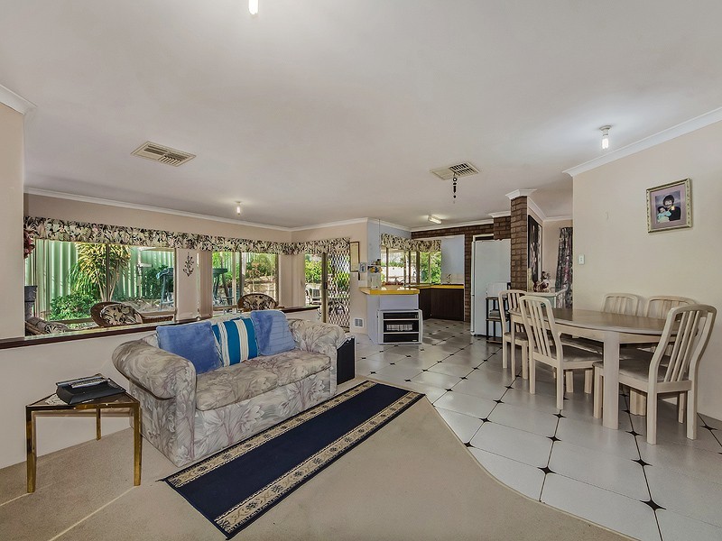 15 Cobine Rise, Parmelia WA 6167