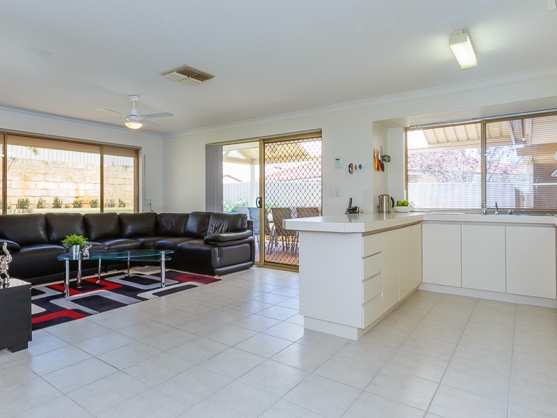 16 Walmer Place, Orelia WA 6167