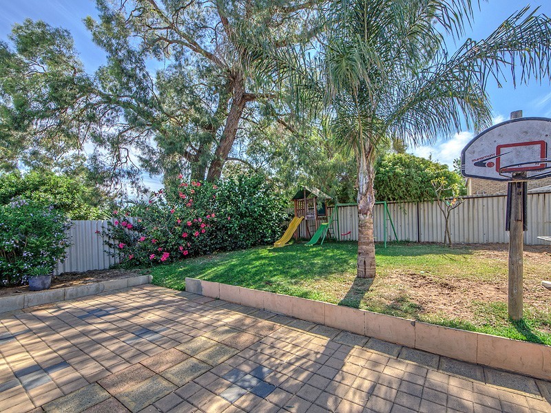 32 Cimbor Way, Parmelia WA 6167
