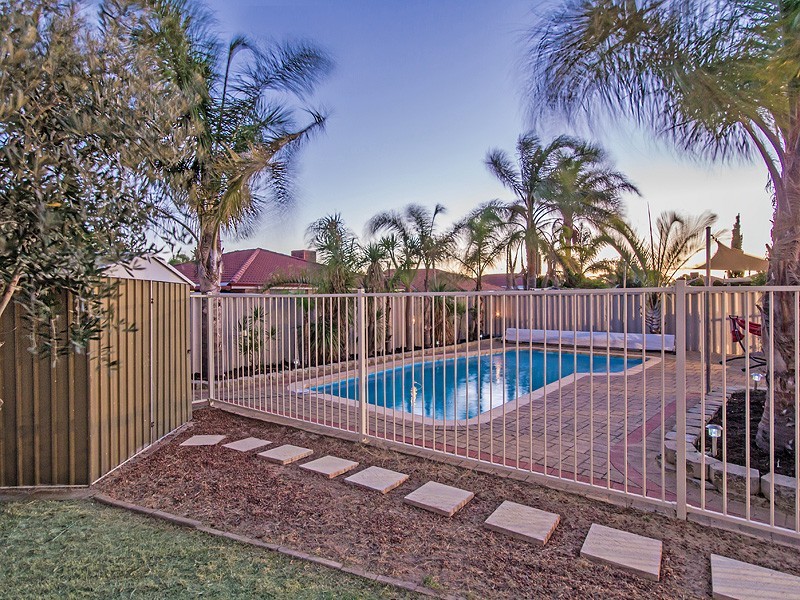 5 Vancouver Circle, Waikiki WA 6169