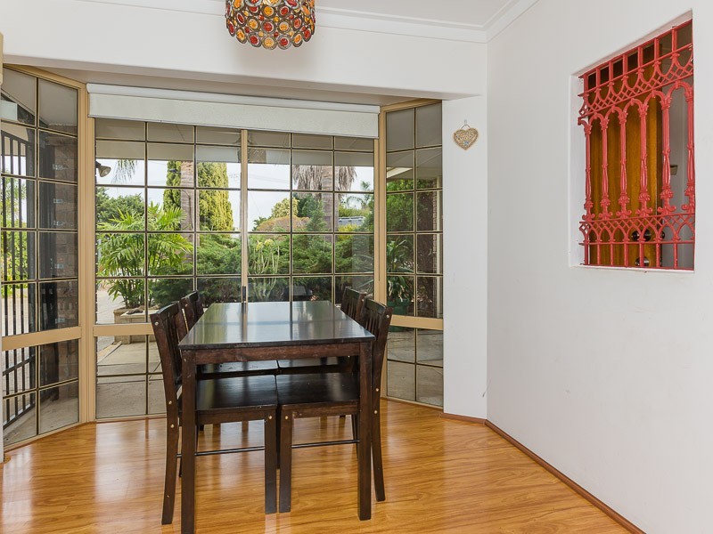6 Varris Way, Orelia WA 6167