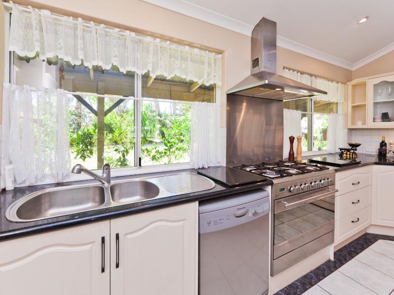 127 Spears Drive, Oakford WA 6121