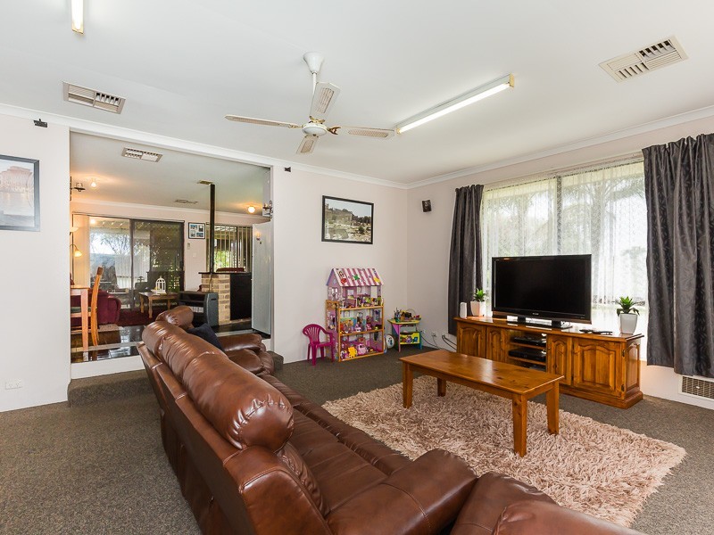 6 Camfield Loop, Parmelia WA 6167