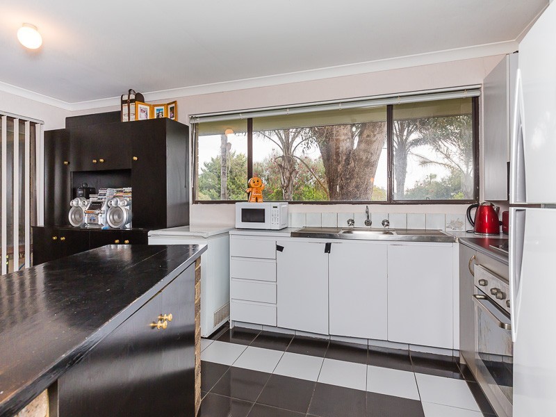 6 Camfield Loop, Parmelia WA 6167