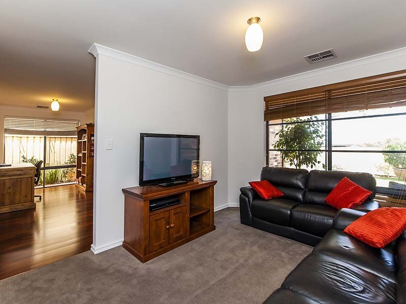 35 Stokesay Street, Orelia WA 6167