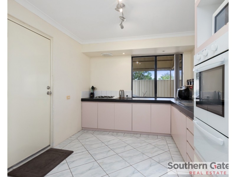 23 Oakfield Gardens, Parmelia WA 6167